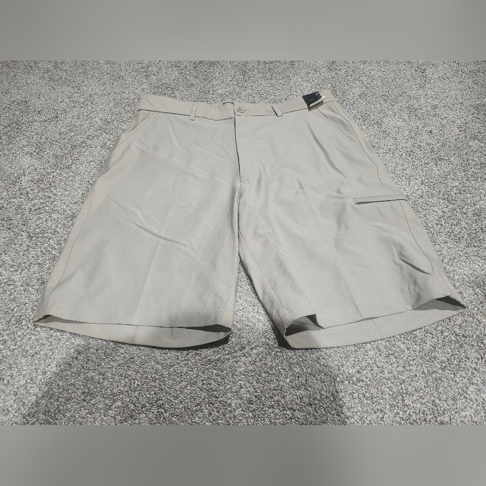 Pebble Beach Khaki Cargo Shorts with Relaxed Fit Mens Size 36 New